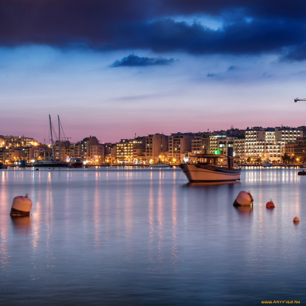 Обои Корабли Катера, обои для рабочего стола, фотографии корабли, катера,  malta, sliema, мальта, слима, город, дома, освещение, побережье, море,  буйки, лодки, вечер, розовое, синее, небо, тучи Обои для рабочего стола,  скачать обои